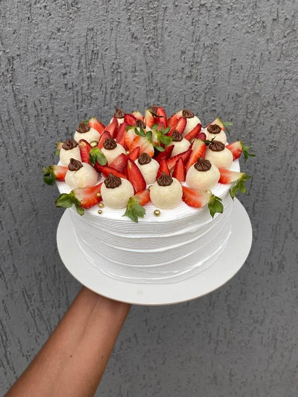 Bolo decorado com chantininho, morangos frescos e trufas brancas