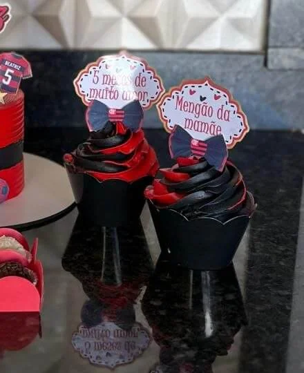 Cupcakes de chocolate e baunilha com topos personalizados