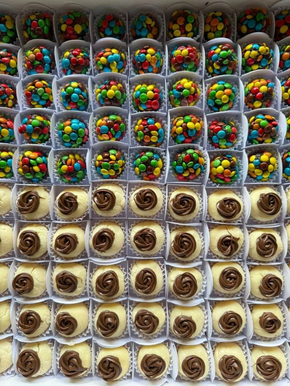 Brigadeiros com confeitos coloridos e docinhos com rosa de Nutella