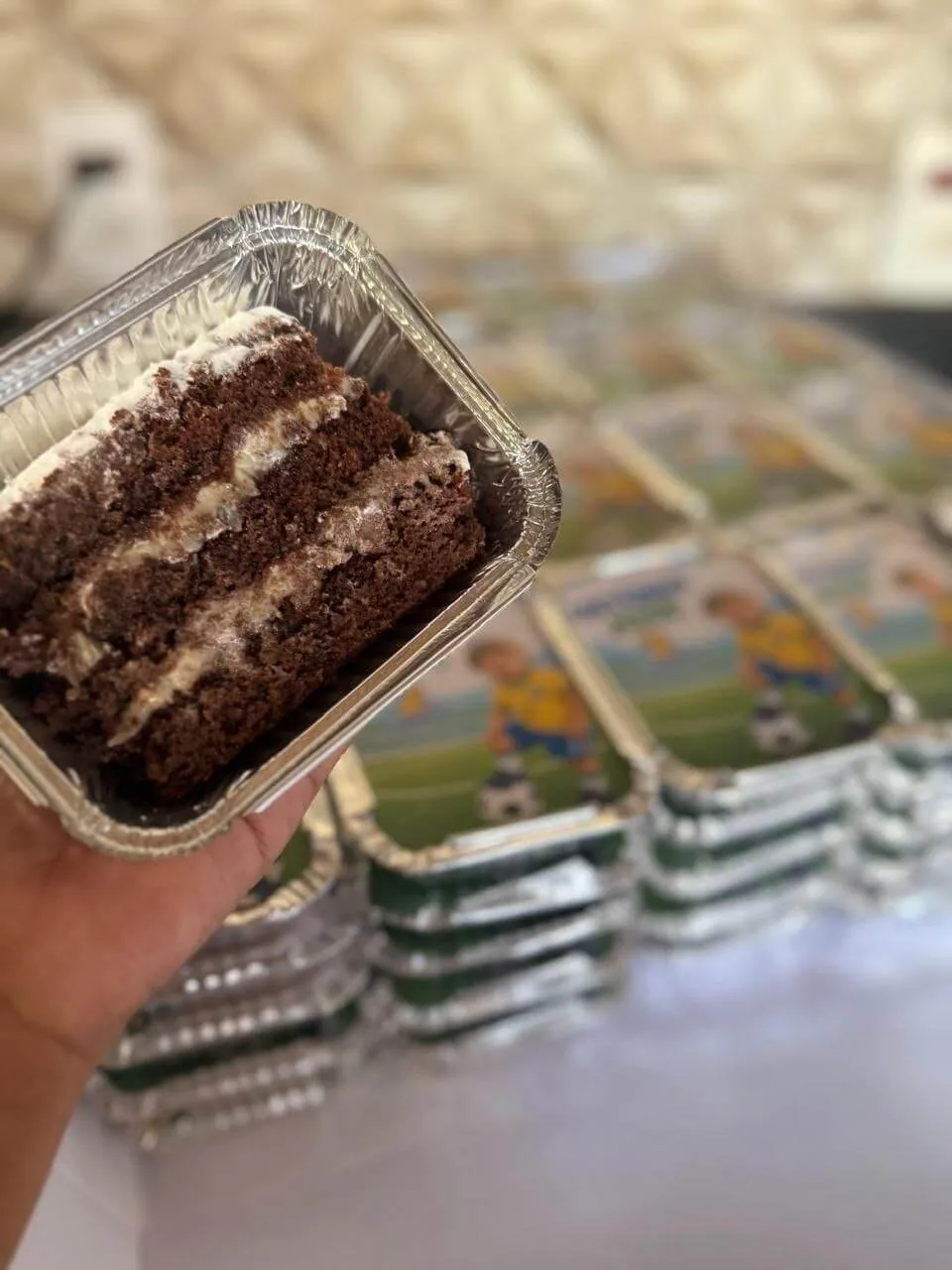 Fatia individual de bolo de chocolate em embalagem personalizada