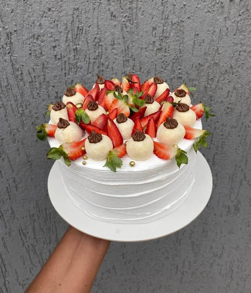 Bolo decorado com morangos e trufas da Zilca Confeitaria