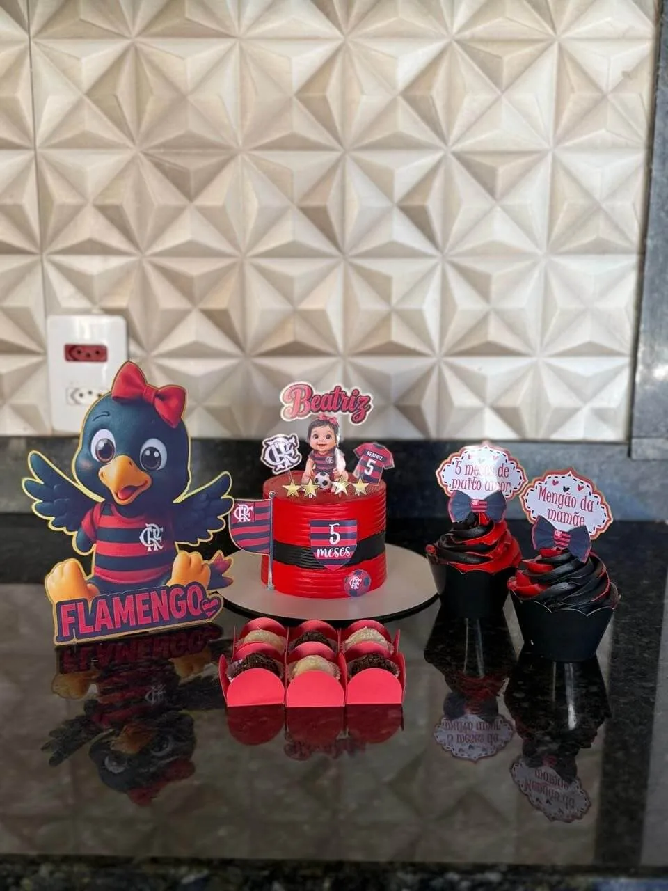 Kit Mini Festa com bolo, cupcakes e docinhos no tema Flamengo